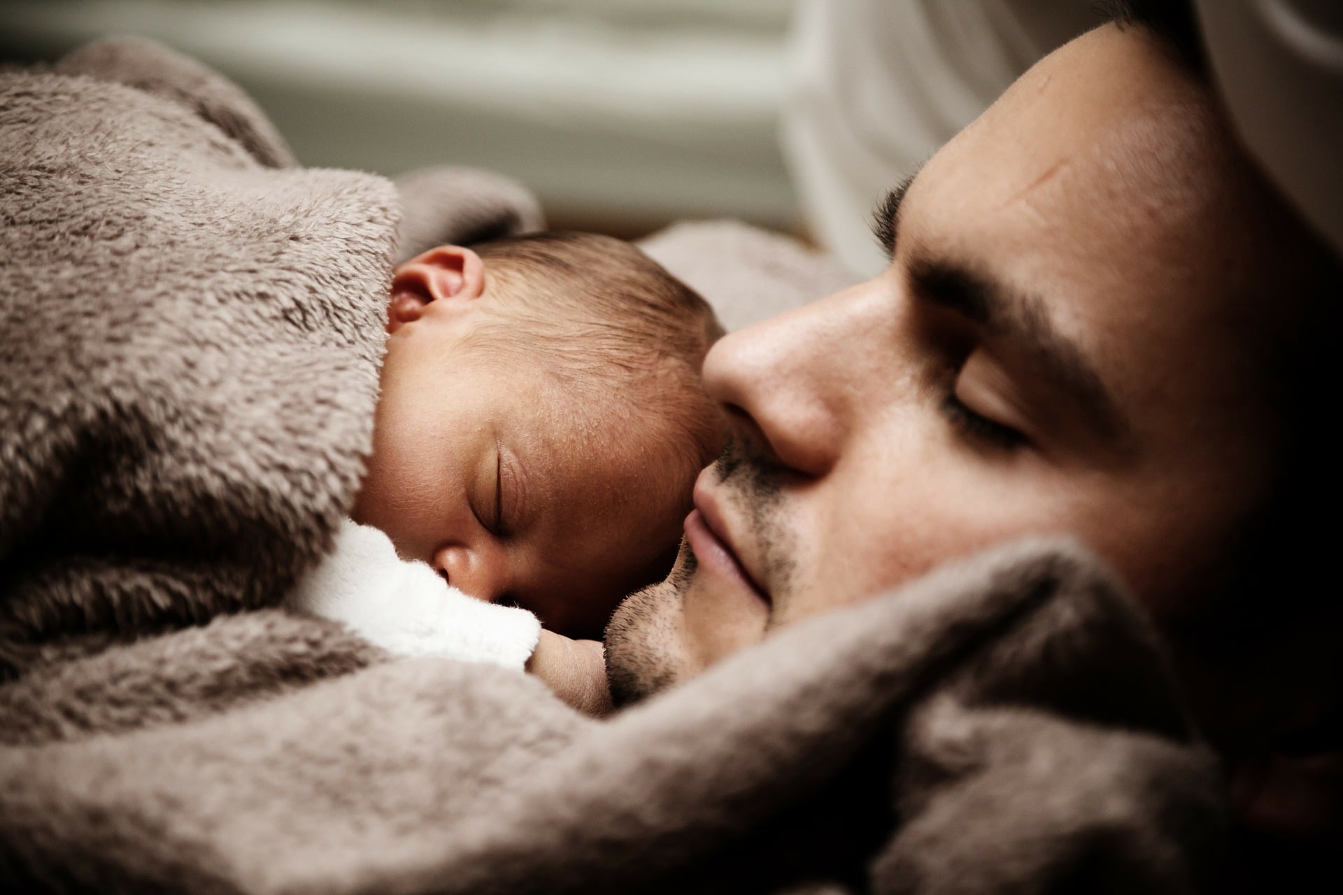 Papa und Baby gemeinsames Schlafen